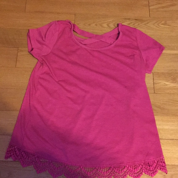 A shirt with riffles at the bottom - Picture 2 of 2